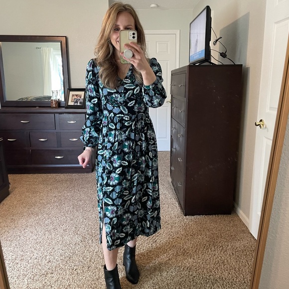 Meet your Posher, Lindsay. Follow along for live sales! - Picture 1 of 5